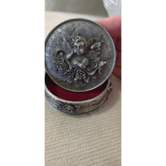 Vintage M.T.  Pewter Cherub Angel Trinket Box With Roses & Red Velvet Lining - Picture 2 of 10